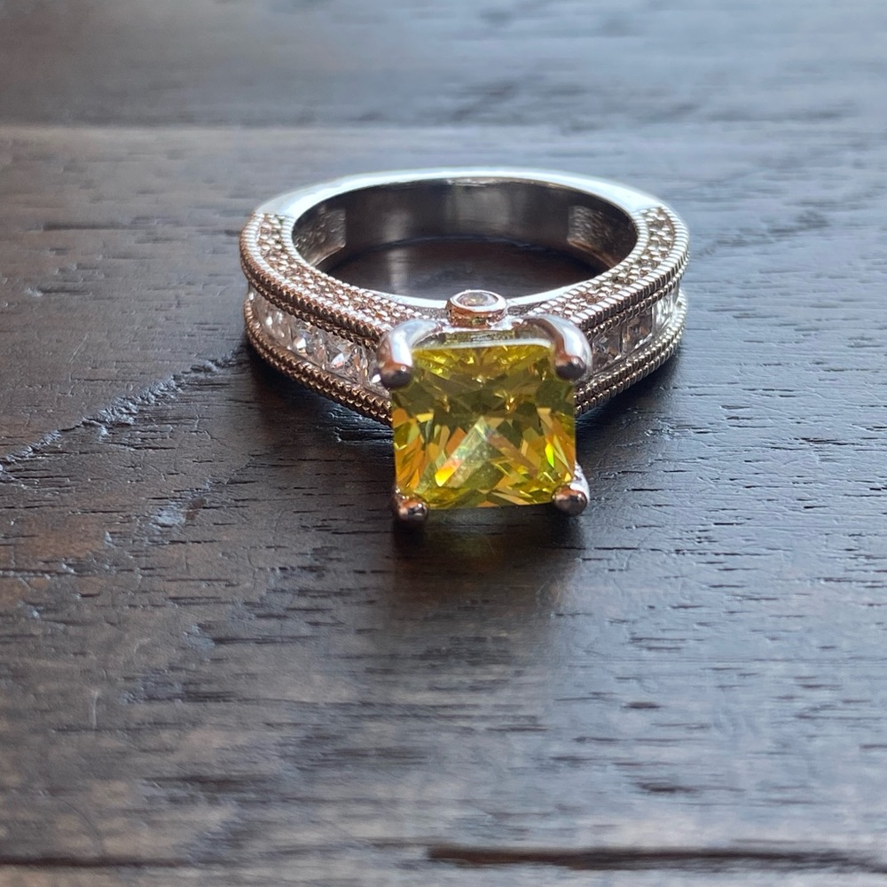 Stunning Tacori Style Ring in 925 Sterling silver.